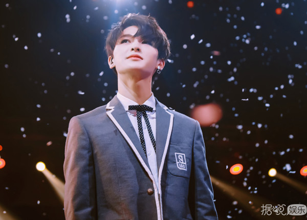 新男团诞生！蔡徐坤C位出道实至名归，他却被质疑有黑幕？