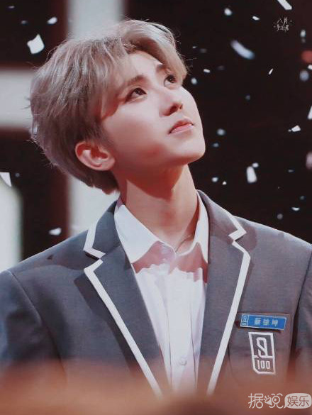 新男团诞生！蔡徐坤C位出道实至名归，他却被质疑有黑幕？