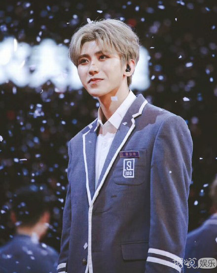 新男团诞生！蔡徐坤C位出道实至名归，他却被质疑有黑幕？