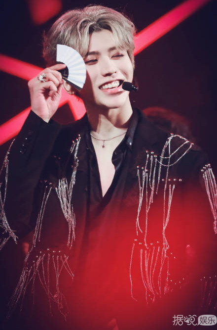新男团诞生！蔡徐坤C位出道实至名归，他却被质疑有黑幕？