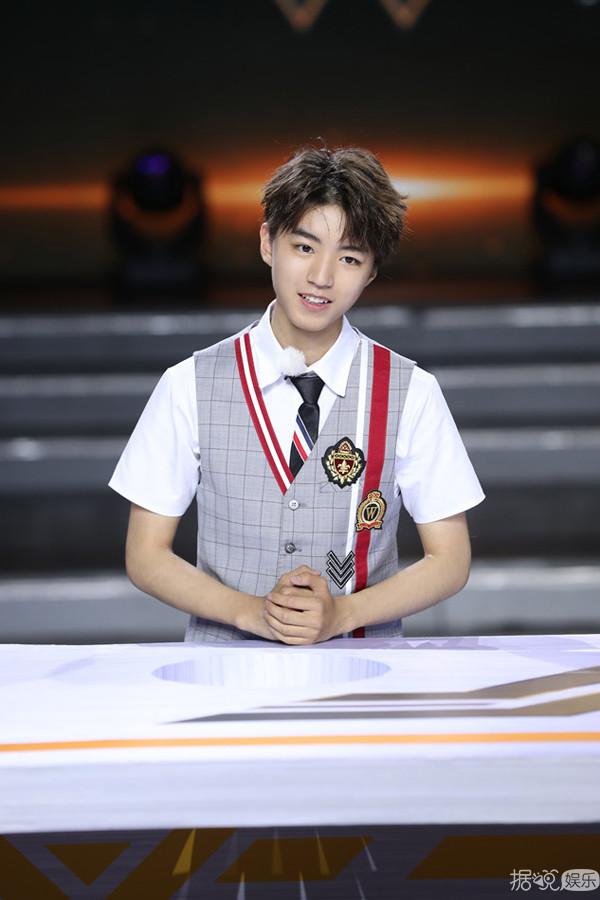 《高能少年团》王俊凯挑战校园直播，张一山访校园食堂