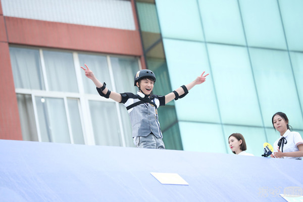 《高能少年团》王俊凯挑战校园直播，张一山访校园食堂