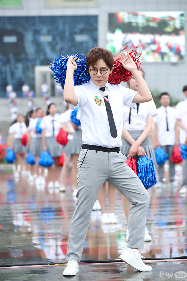 《高能少年团》王俊凯挑战校园直播，张一山访校园食堂