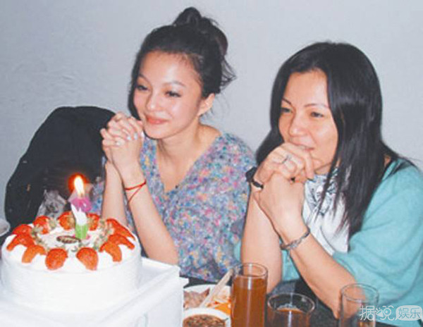 先是"家丑门"后又来个"弃养门"，张韶涵父母也太极品了吧