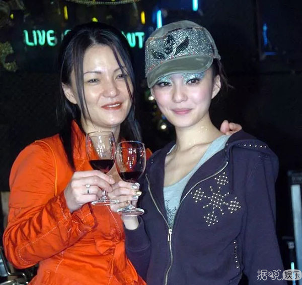 先是"家丑门"后又来个"弃养门"，张韶涵父母也太极品了吧