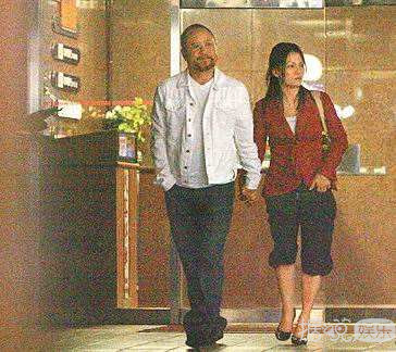 先是"家丑门"后又来个"弃养门"，张韶涵父母也太极品了吧