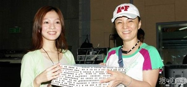 先是"家丑门"后又来个"弃养门"，张韶涵父母也太极品了吧