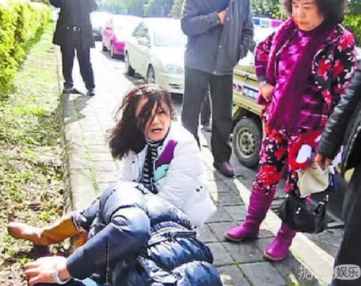 先是"家丑门"后又来个"弃养门"，张韶涵父母也太极品了吧