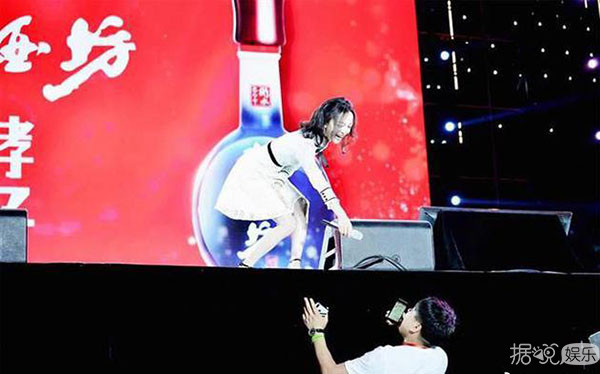 先是"家丑门"后又来个"弃养门"，张韶涵父母也太极品了吧