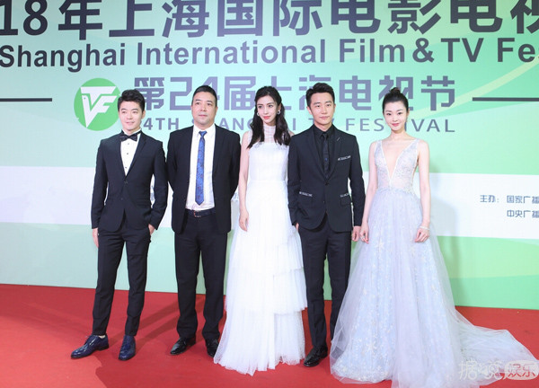 黄轩杨颖宋轶携手亮相 《创业时代》剧组绽放白玉兰红毯