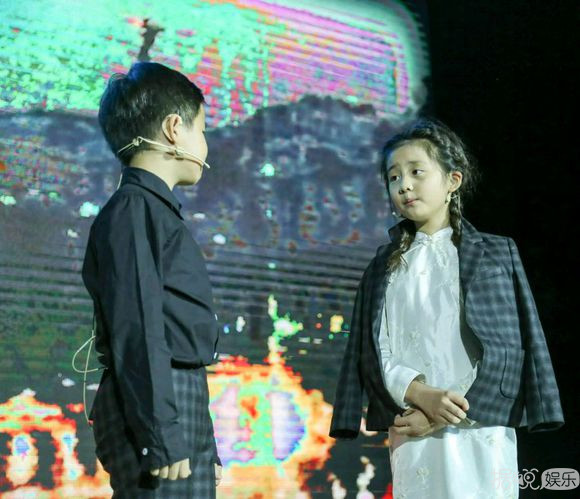 多多和妹妹时装周走秀,回忆一下当年爸哪的小萌娃 多多和妹妹时装周走秀,回忆一下当年爸哪的小萌娃