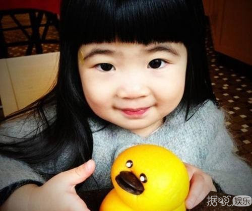 多多和妹妹时装周走秀,回忆一下当年爸哪的小萌娃 多多和妹妹时装周走秀,回忆一下当年爸哪的小萌娃