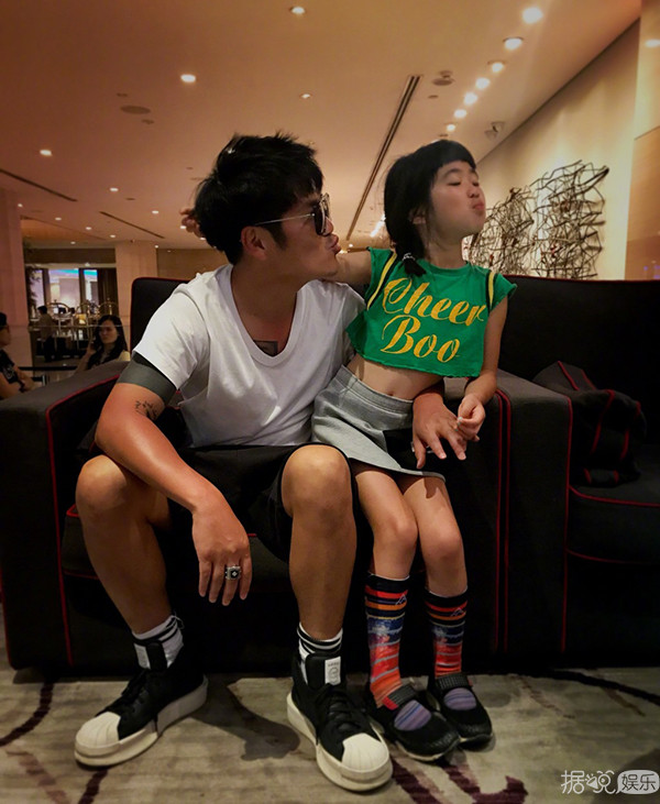 多多和妹妹时装周走秀,回忆一下当年爸哪的小萌娃 多多和妹妹时装周走秀,回忆一下当年爸哪的小萌娃