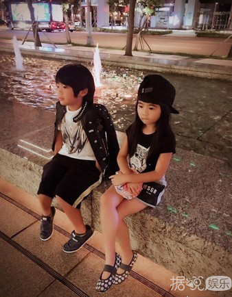 多多和妹妹时装周走秀,回忆一下当年爸哪的小萌娃 多多和妹妹时装周走秀,回忆一下当年爸哪的小萌娃