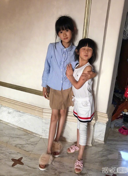 多多和妹妹时装周走秀，回忆一下当年爸哪的小萌娃