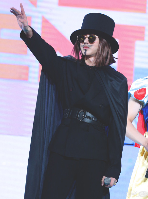 范丞丞演白雪公主、朱正廷反串玛丽莲梦露，这个男团真的有毒