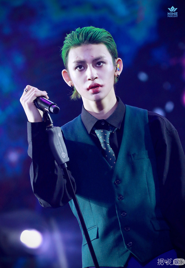 范丞丞演白雪公主、朱正廷反串玛丽莲梦露，这个男团真的有毒