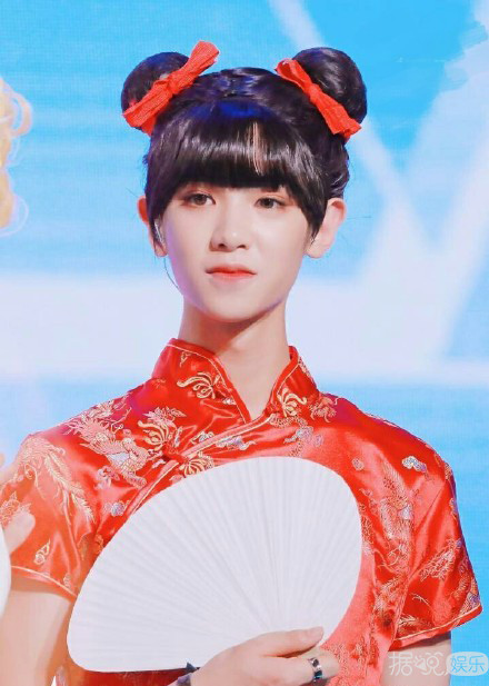 范丞丞演白雪公主、朱正廷反串玛丽莲梦露，这个男团真的有毒