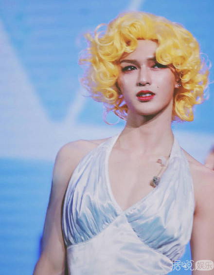 范丞丞演白雪公主、朱正廷反串玛丽莲梦露，这个男团真的有毒