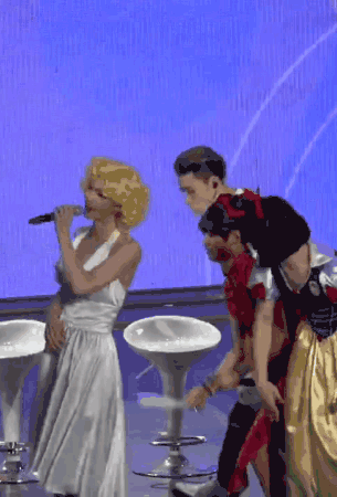 范丞丞演白雪公主、朱正廷反串玛丽莲梦露，这个男团真的有毒