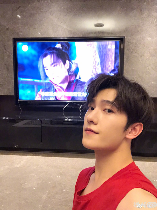 闭关一年后，杨洋居然从高冷男神变成搞笑表情包了？