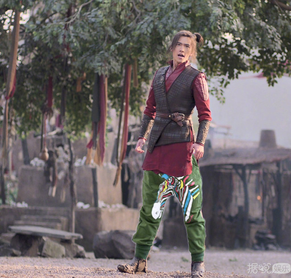 闭关一年后，杨洋居然从高冷男神变成搞笑表情包了？