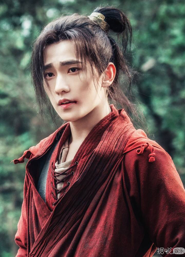 闭关一年后，杨洋居然从高冷男神变成搞笑表情包了？