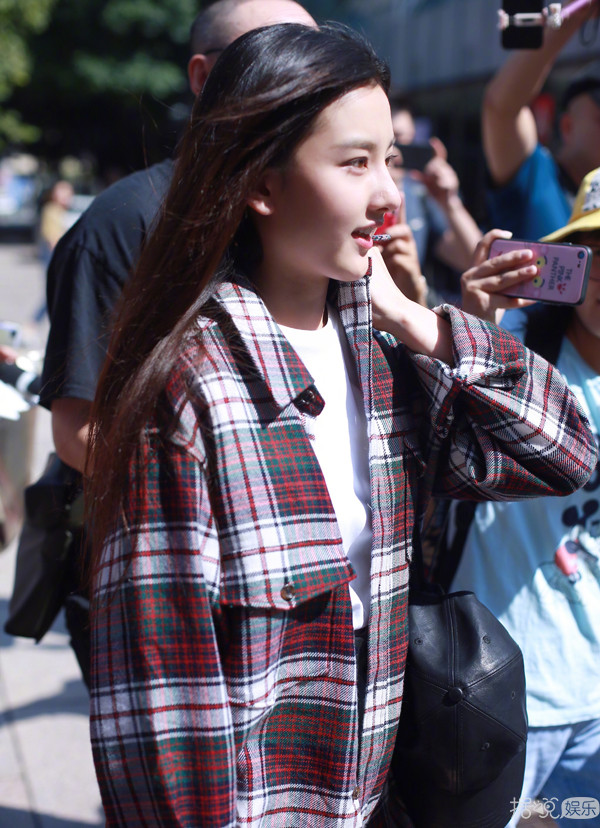 易烊千玺大学想谈恋爱？粉丝看到他的漂亮女同学都想哭了
