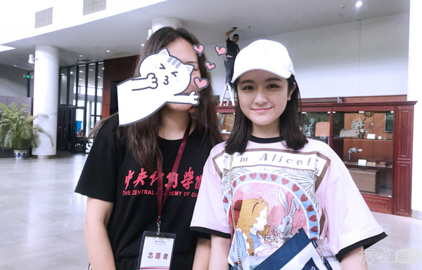 易烊千玺大学想谈恋爱？粉丝看到他的漂亮女同学都想哭了