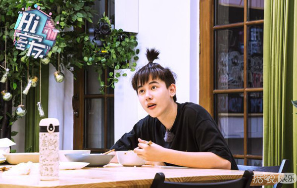 易烊千玺大学想谈恋爱？粉丝看到他的漂亮女同学都想哭了