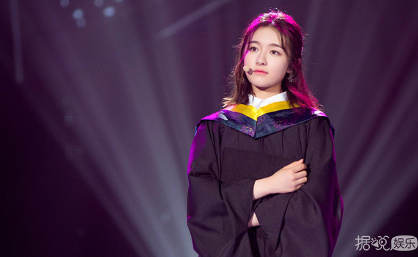 易烊千玺大学想谈恋爱？粉丝看到他的漂亮女同学都想哭了