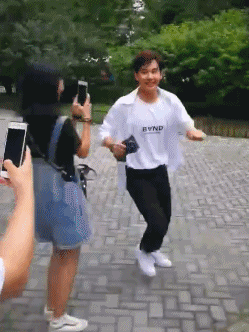 易烊千玺大学想谈恋爱？粉丝看到他的漂亮女同学都想哭了