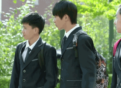 易烊千玺大学想谈恋爱？粉丝看到他的漂亮女同学都想哭了