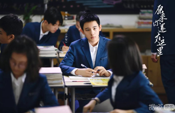 易烊千玺大学想谈恋爱？粉丝看到他的漂亮女同学都想哭了
