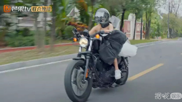 看粉丝用表情包黑自己很开心？这位小哥哥太呆萌了吧