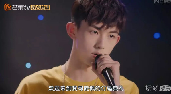 看粉丝用表情包黑自己很开心？这位小哥哥太呆萌了吧