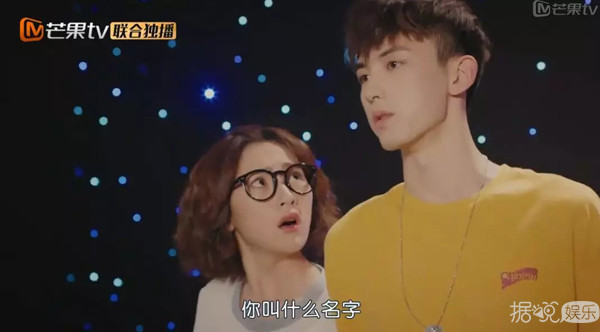 看粉丝用表情包黑自己很开心？这位小哥哥太呆萌了吧