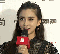 杨幂baby玩得欢,唐嫣刘雯合比心,女星的友谊好难懂 杨幂baby玩得欢,唐嫣刘雯合比心,女星的友谊好难懂