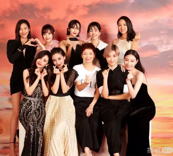 杨幂baby玩得欢,唐嫣刘雯合比心,女星的友谊好难懂 杨幂baby玩得欢,唐嫣刘雯合比心,女星的友谊好难懂