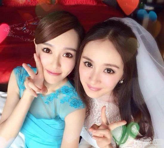 杨幂baby玩得欢,唐嫣刘雯合比心,女星的友谊好难懂 杨幂baby玩得欢,唐嫣刘雯合比心,女星的友谊好难懂