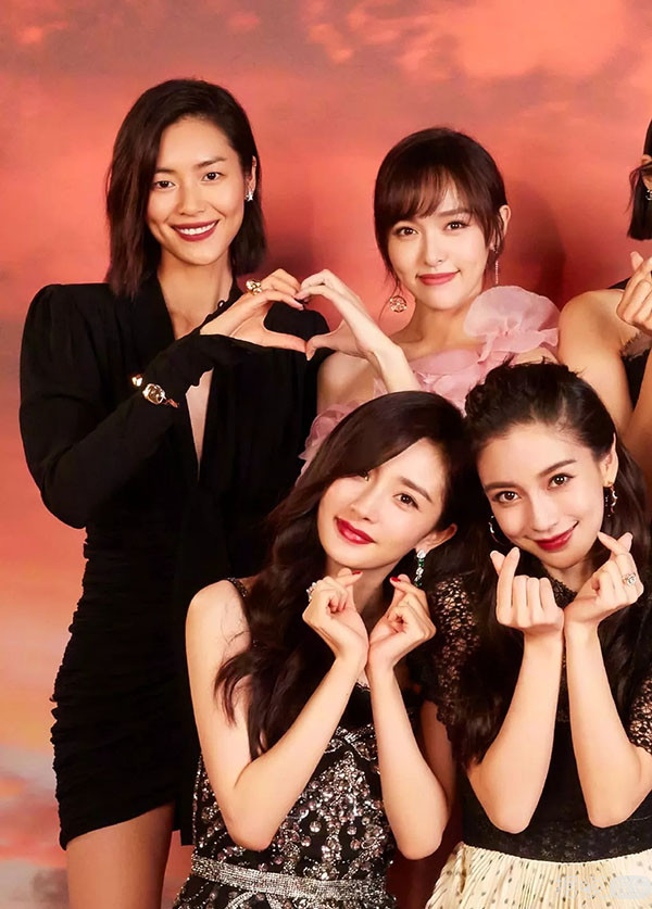 杨幂baby玩得欢,唐嫣刘雯合比心,女星的友谊好难懂 杨幂baby玩得欢,唐嫣刘雯合比心,女星的友谊好难懂