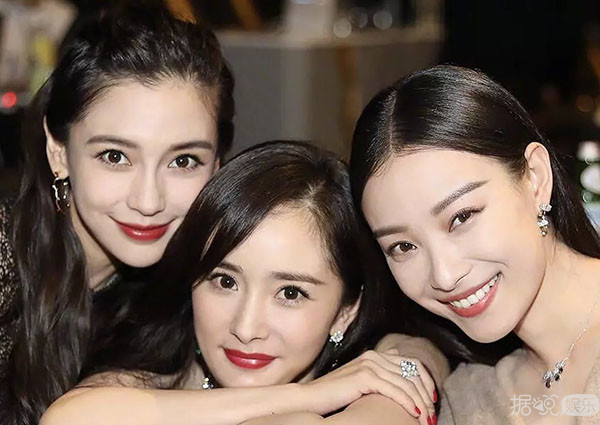 杨幂baby玩得欢,唐嫣刘雯合比心,女星的友谊好难懂 杨幂baby玩得欢,唐嫣刘雯合比心,女星的友谊好难懂