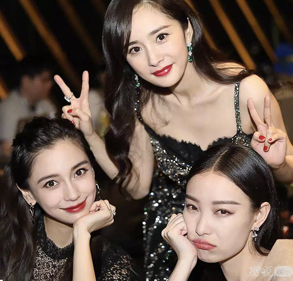 杨幂baby玩得欢,唐嫣刘雯合比心,女星的友谊好难懂 杨幂baby玩得欢,唐嫣刘雯合比心,女星的友谊好难懂