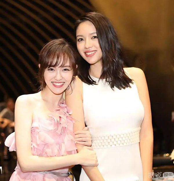 杨幂baby玩得欢,唐嫣刘雯合比心,女星的友谊好难懂 杨幂baby玩得欢,唐嫣刘雯合比心,女星的友谊好难懂