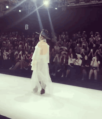 让男明星化大浓妆、穿透视装走秀？现在的时尚真让人看不懂