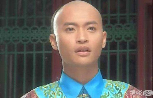 让男明星化大浓妆、穿透视装走秀？现在的时尚真让人看不懂