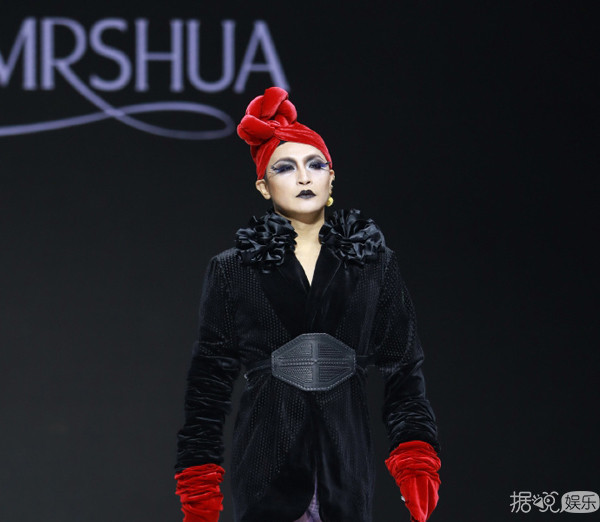 让男明星化大浓妆、穿透视装走秀？现在的时尚真让人看不懂