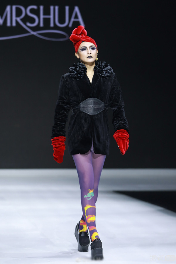 让男明星化大浓妆、穿透视装走秀？现在的时尚真让人看不懂