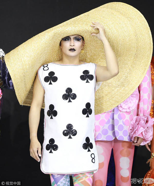 让男明星化大浓妆、穿透视装走秀？现在的时尚真让人看不懂