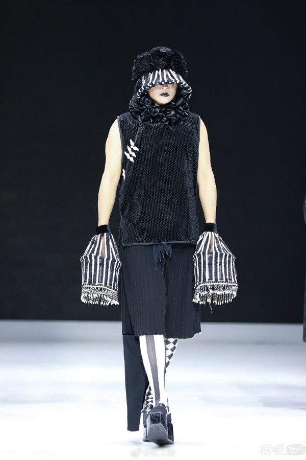 让男明星化大浓妆、穿透视装走秀？现在的时尚真让人看不懂